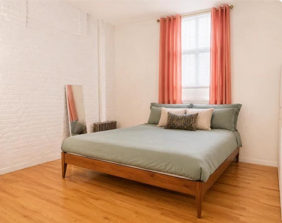 Private Backyard, Huge Artist Loft, Blocks to FG Apartment in Park Slope