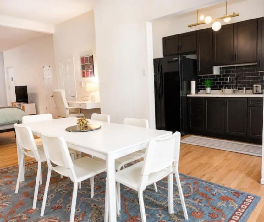 Private Backyard, Huge Artist Loft, Blocks to FG Apartment in Park Slope