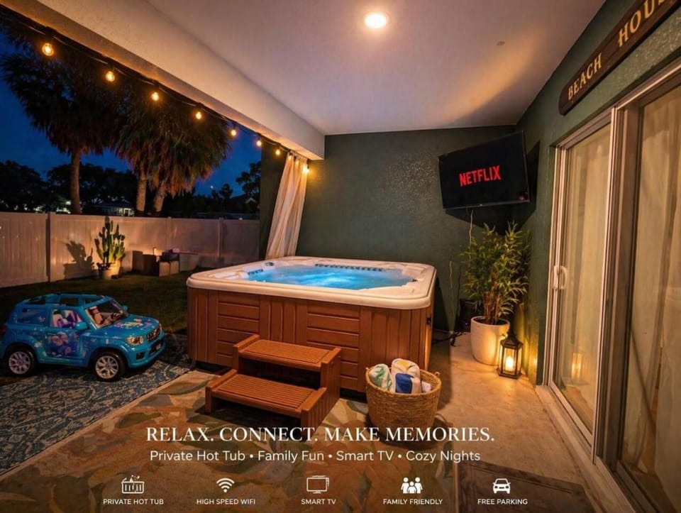 Double Luxury Sleeps 26, Mins to Beach, Hot Tub! House in Sarasota