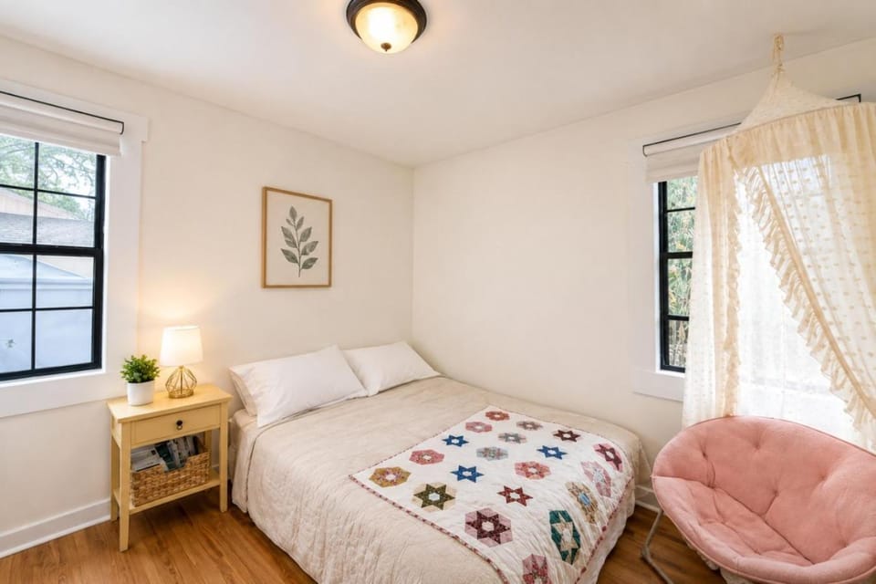 1 mile from UF-Sleeps 6, Parking, Full Kitchen, TV House in Gainesville