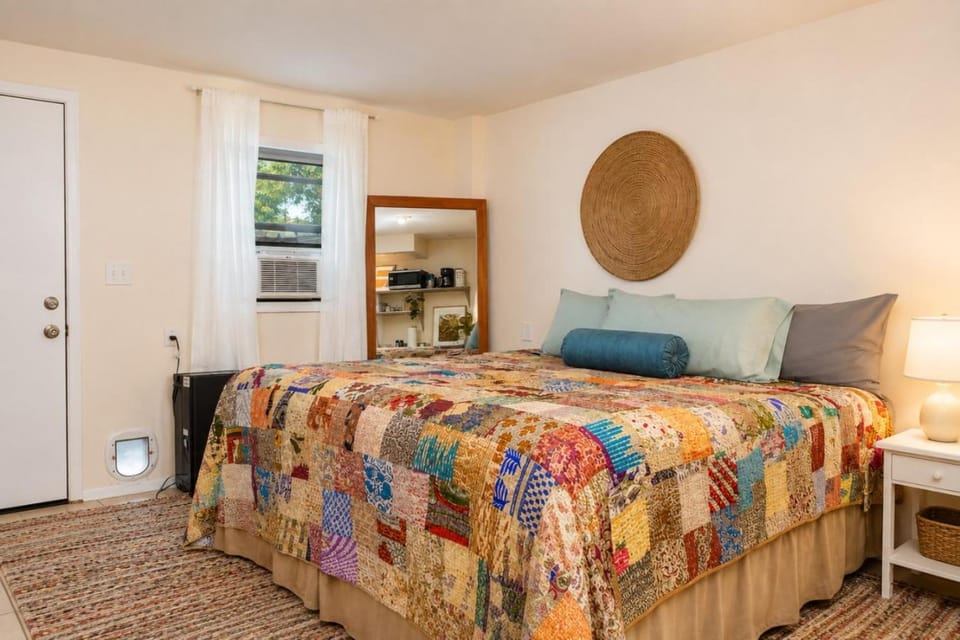 1 mile to UF Cute Home w Private Yard Parking House in Gainesville