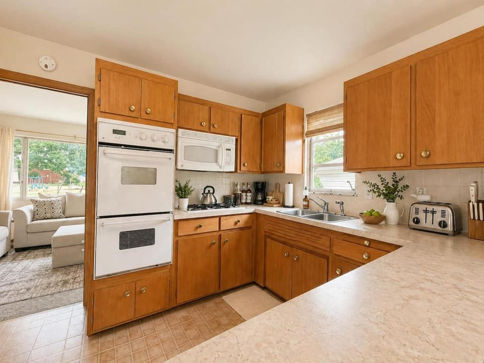 Spacious & Bright Family Gem Across Park & Pool! House in Willowick