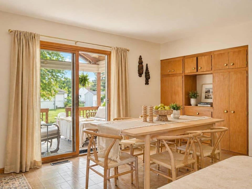 Spacious & Bright Family Gem Across Park & Pool! House in Willowick