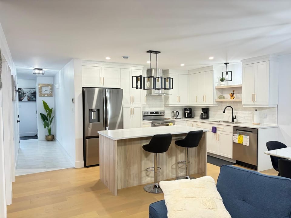Kitchen or kitchenette, dishwasher, oven, toaster