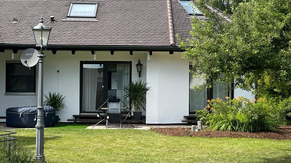 NEUE Sonnige Villa Ferienwohnung, EIGENER WHIRLPOOL, NUR 10 min ZU Fuß VON LEGOLAND entfernt,80 m2 stillvolle Ferienwohnung NR 7 , wunderschöner Garten mit Terrasse, für den ersten Frühstück gefüllter Kühlschrank,My Luxury Apartments Apartment in Bavaria
