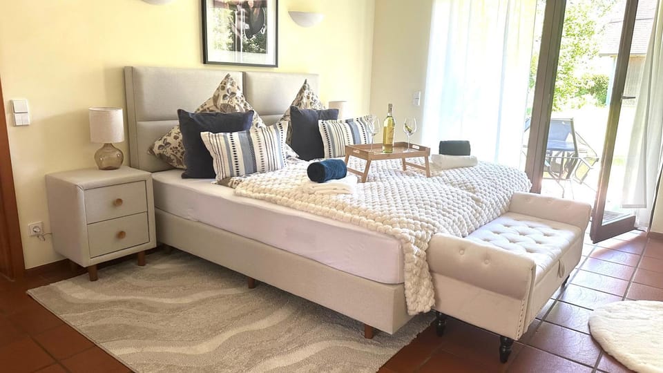 NEUE Sonnige Villa Ferienwohnung, EIGENER WHIRLPOOL, NUR 10 min ZU Fuß VON LEGOLAND entfernt,80 m2 stillvolle Ferienwohnung NR 7 , wunderschöner Garten mit Terrasse, für den ersten Frühstück gefüllter Kühlschrank,My Luxury Apartments Apartment in Bavaria