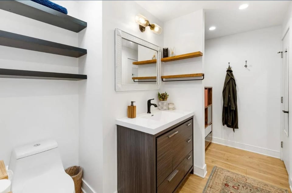 Bathroom, Kitchen or kitchenette, towels, wardrobe