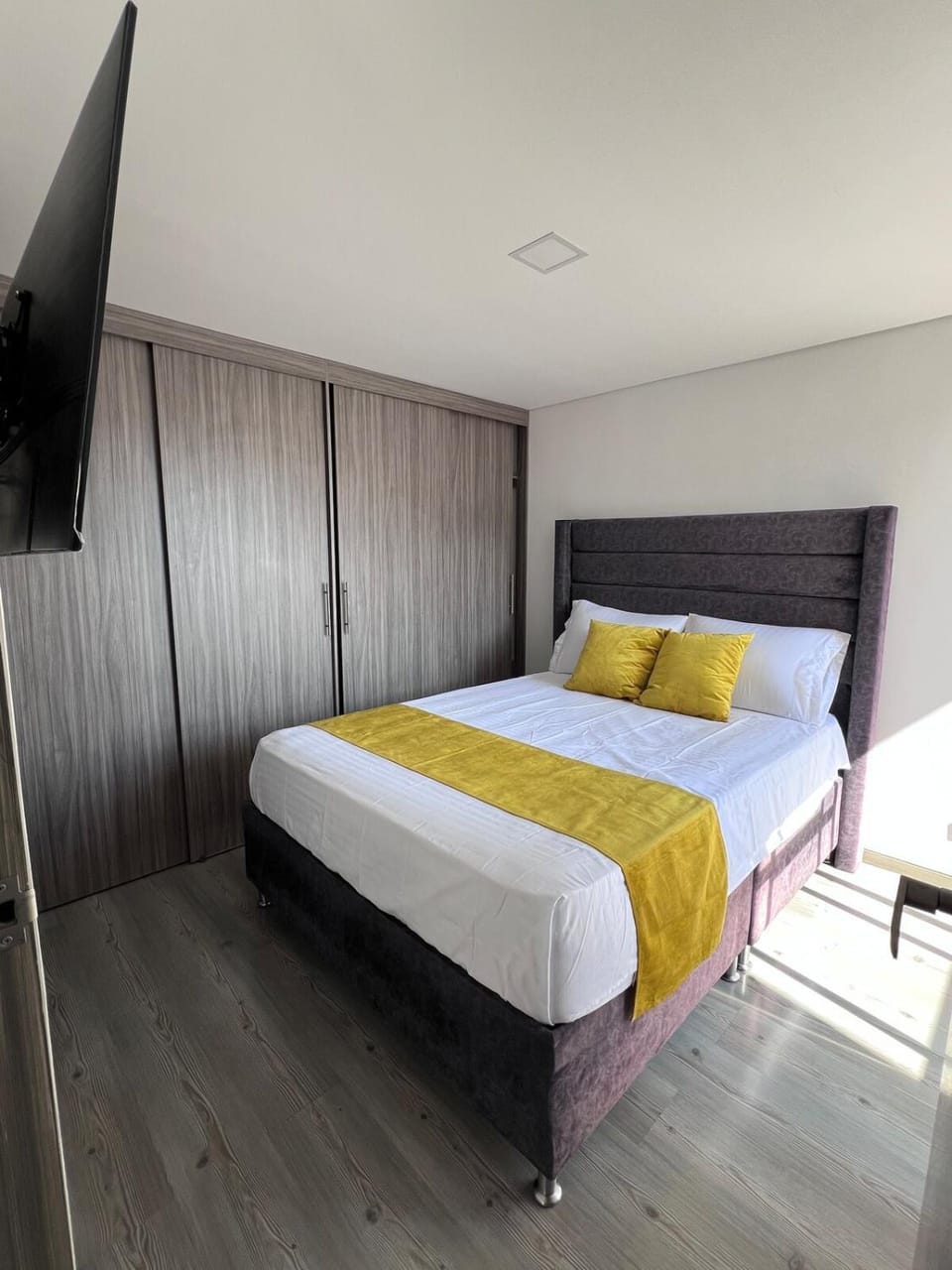 Photo of the whole room, Bedroom