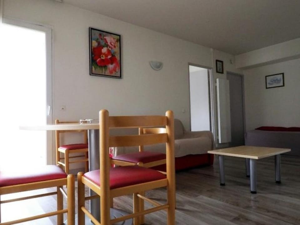 Appartement lumineux avec parking - 4 pers. - FR-1-879-9 Apartment in Nouvelle-Aquitaine