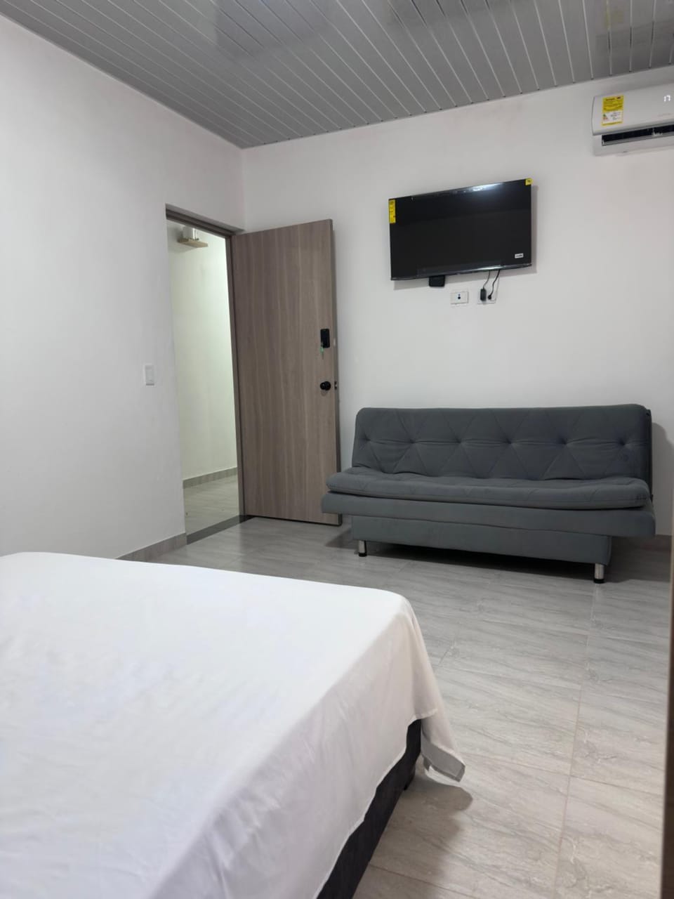 Bed, TV and multimedia, Photo of the whole room, air conditioner