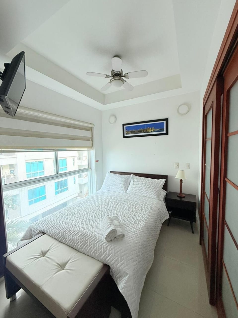 Bed, TV and multimedia, Photo of the whole room, Bedroom, towels, air conditioner