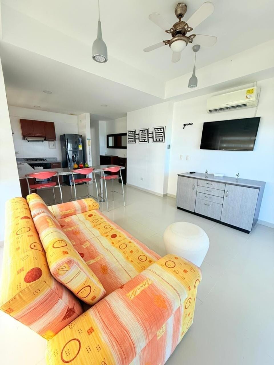 Communal lounge/ TV room, Bed, Kitchen or kitchenette, Living room, Seating area, Dining area, Evening entertainment, stove, air conditioner
