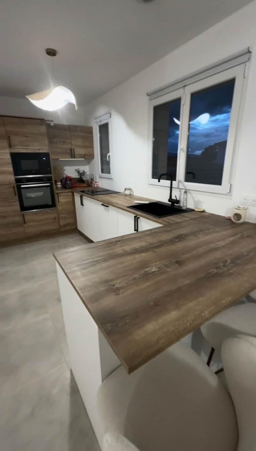 Kitchen or kitchenette, Dining area, stove