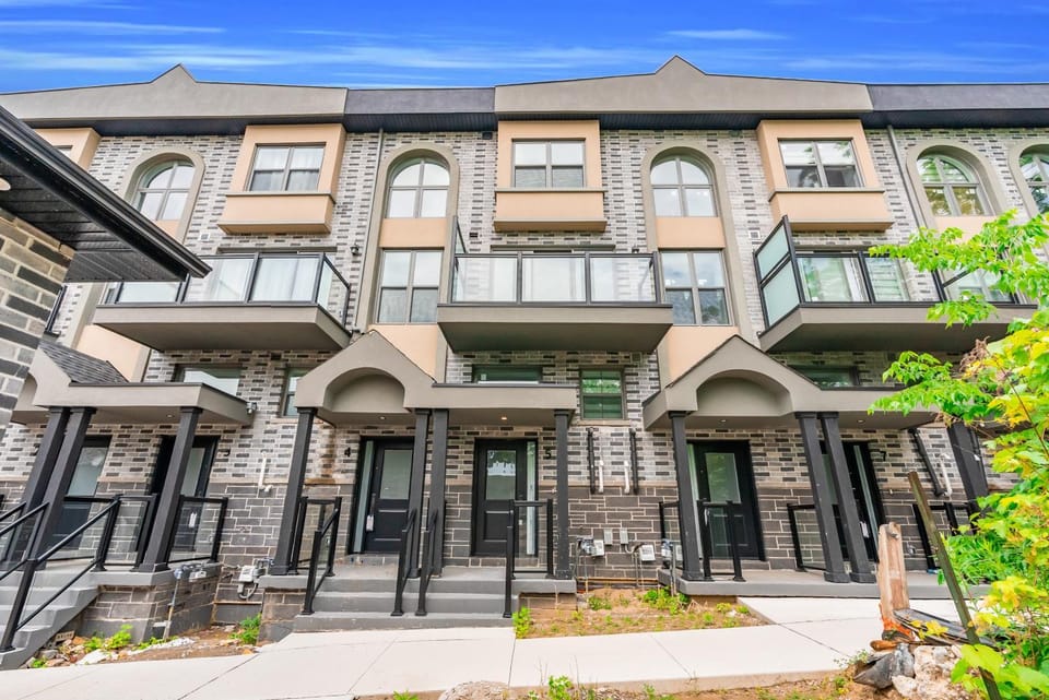 Modern Whitby Railway Home Villa in Oshawa