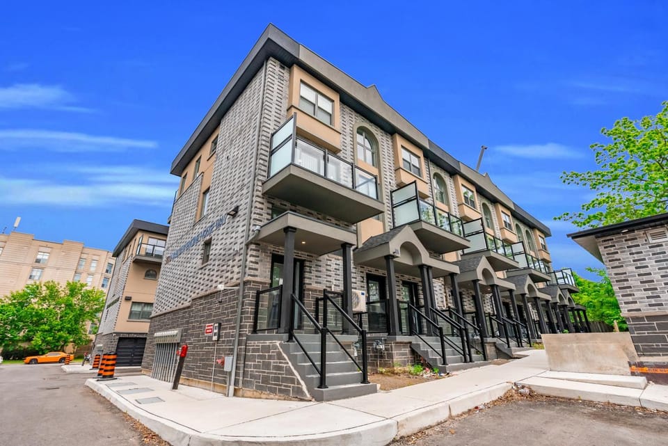 Modern Whitby Railway Home Villa in Oshawa