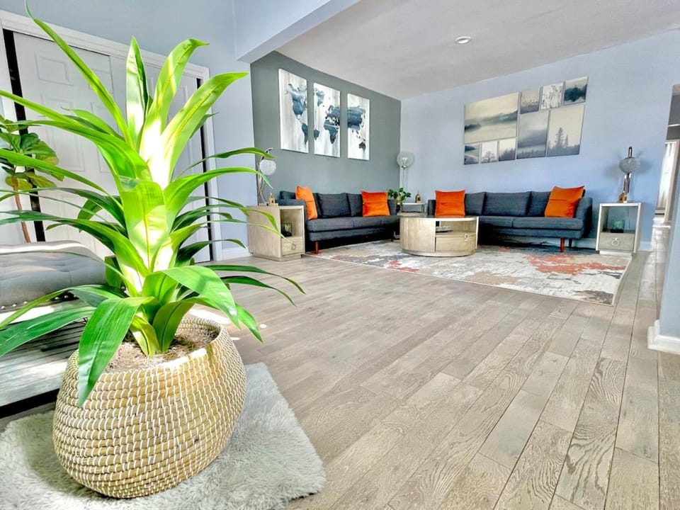 Bed, TV and multimedia, Living room, Seating area, Sunset