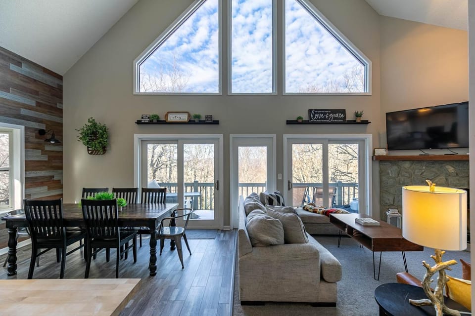 Sky High Chalet Blowing Rock home with hot tub pool table bunk room and fire pit House in Watauga