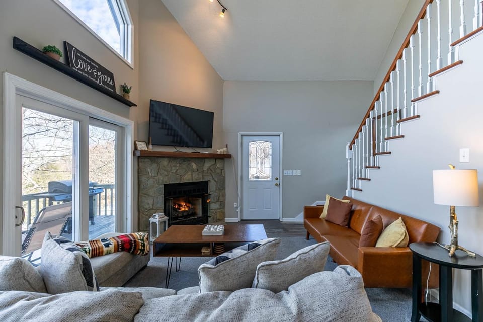 Sky High Chalet Blowing Rock home with hot tub pool table bunk room and fire pit House in Watauga