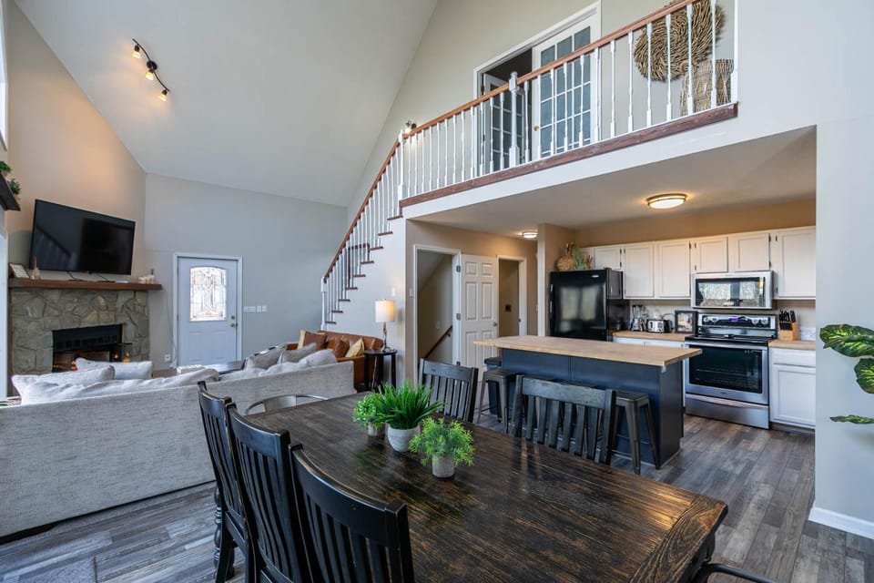 Sky High Chalet Blowing Rock home with hot tub pool table bunk room and fire pit House in Watauga