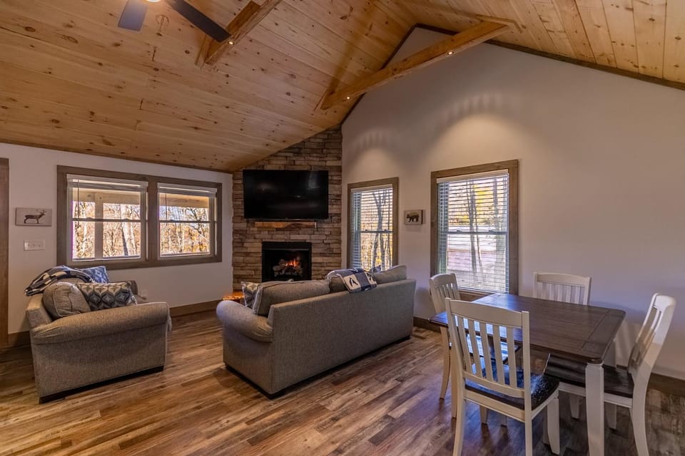 Whiskey Rock Private Cabin on Beech Mountain Hot Tub Gas Fireplace EV Charger Cabin in Beech Mountain