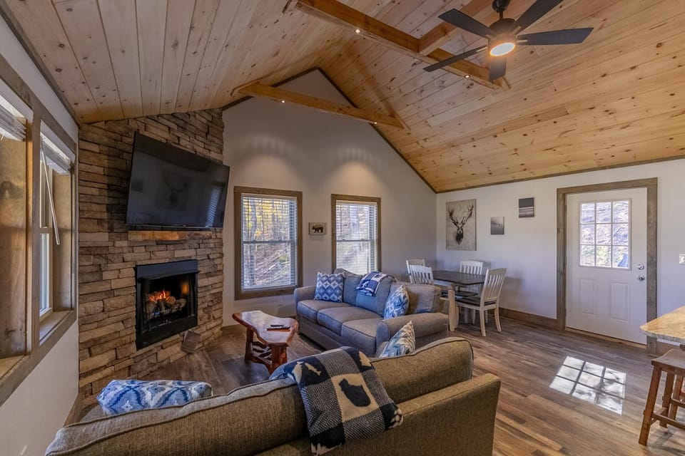 Whiskey Rock Private Cabin on Beech Mountain Hot Tub Gas Fireplace EV Charger Cabin in Beech Mountain