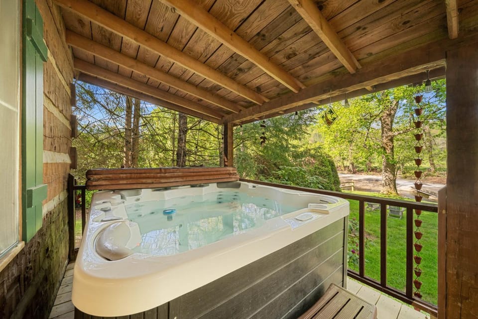 Bridgepoint Cabin Walk to Watauga River hot tub play in the yard Cabin in Brushy Fork