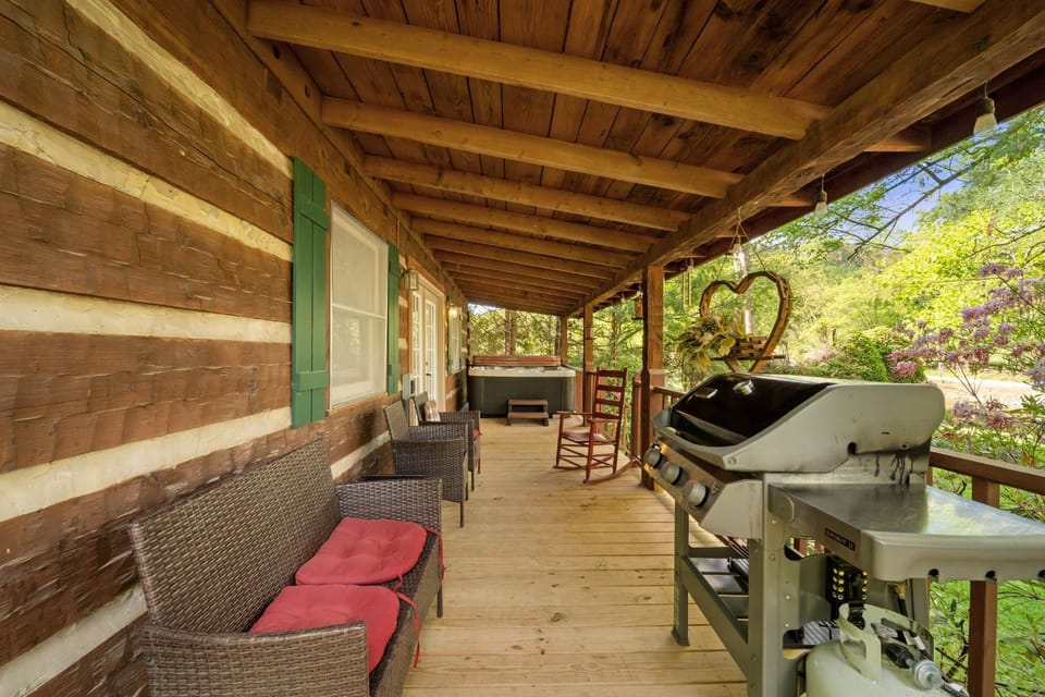 Bridgepoint Cabin Walk to Watauga River hot tub play in the yard Cabin in Brushy Fork