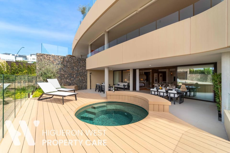 Property building, Patio, Balcony/Terrace, Swimming pool