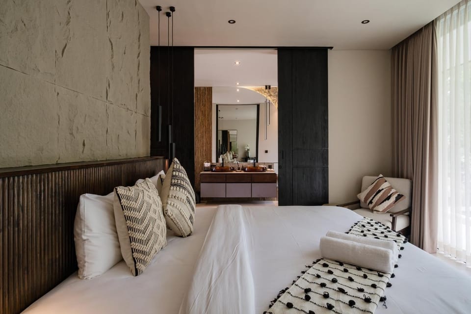Bed, Living room, Photo of the whole room, Seating area, Bedroom