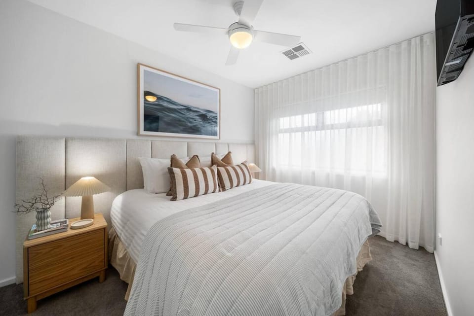 Bed, TV and multimedia, Bedroom