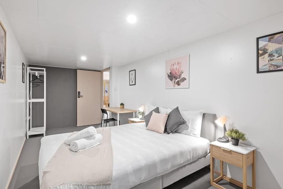 Detached Queen Room in Pymble - Serene Spot - Shared Bathroom and Amenities Bed and Breakfast in Sydney