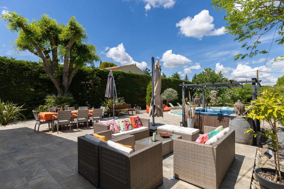 Villa with Pool Jacuzzi & Sauna in Provence House in Le Thor