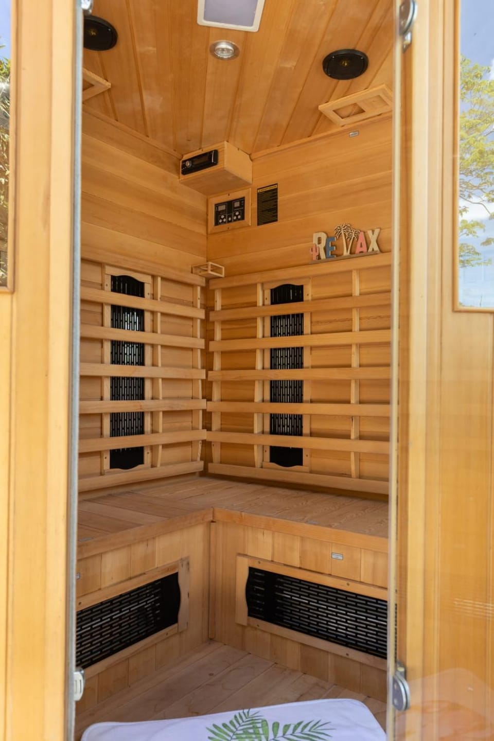 Villa with Pool Jacuzzi & Sauna in Provence House in Le Thor
