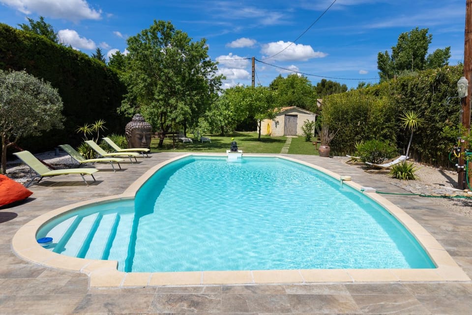 Villa with Pool Jacuzzi & Sauna in Provence House in Le Thor