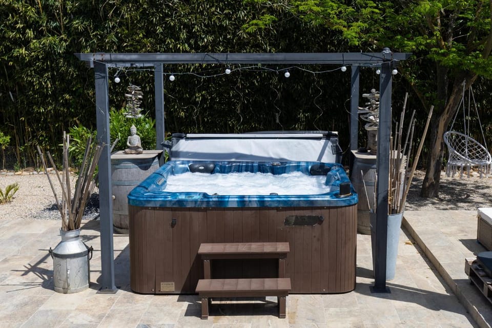 Villa with Pool Jacuzzi & Sauna in Provence House in Le Thor