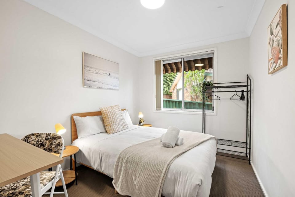 Bright & Comfy Double Room - Cozy and Well-Connected - Shared Bathroom and Amenities Bed and Breakfast in Sydney