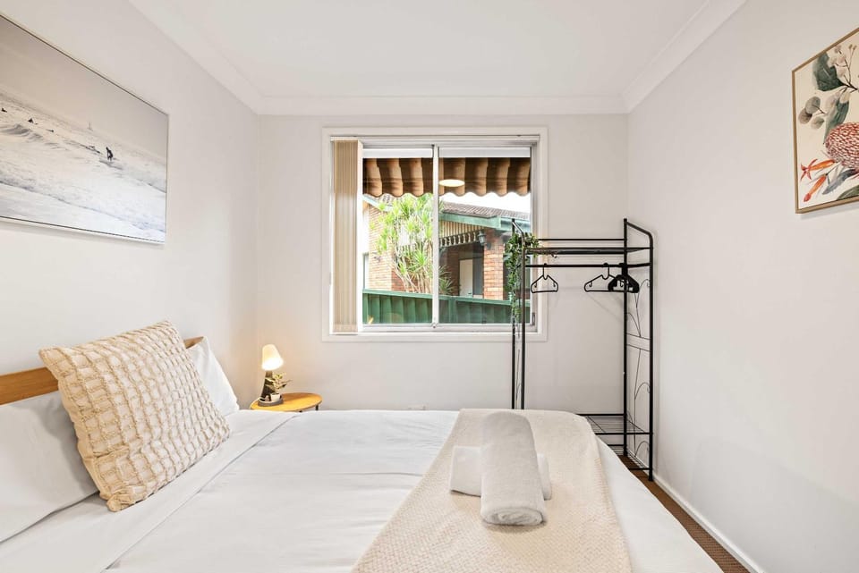 Bright & Comfy Double Room - Cozy and Well-Connected - Shared Bathroom and Amenities Bed and Breakfast in Sydney