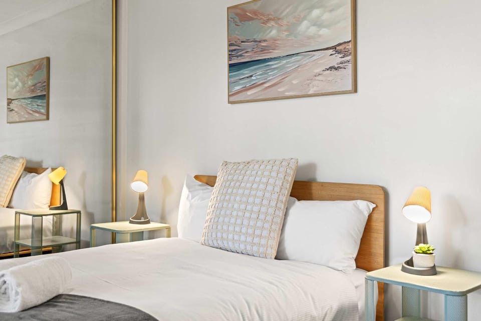 Bright & Comfy Double Room - Cozy and Well-Connected - Shared Bathroom and Amenities Bed and Breakfast in Sydney