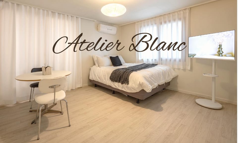 Bed, Balcony/Terrace, air conditioner