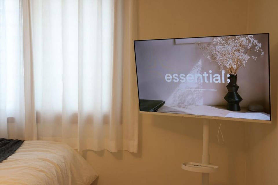 Bed, TV and multimedia, Bedroom