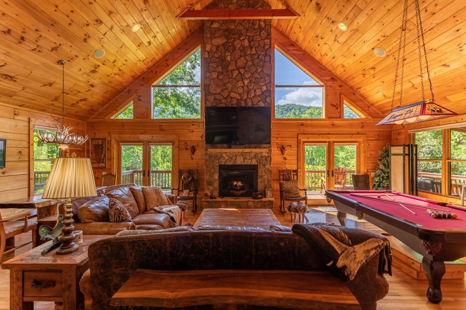 Azalea Hill - Mountain Views Hot Tub Pool Table Ping Pong House in Brushy Fork