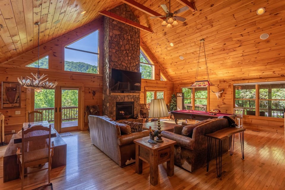 Azalea Hill - Mountain Views Hot Tub Pool Table Ping Pong House in Brushy Fork