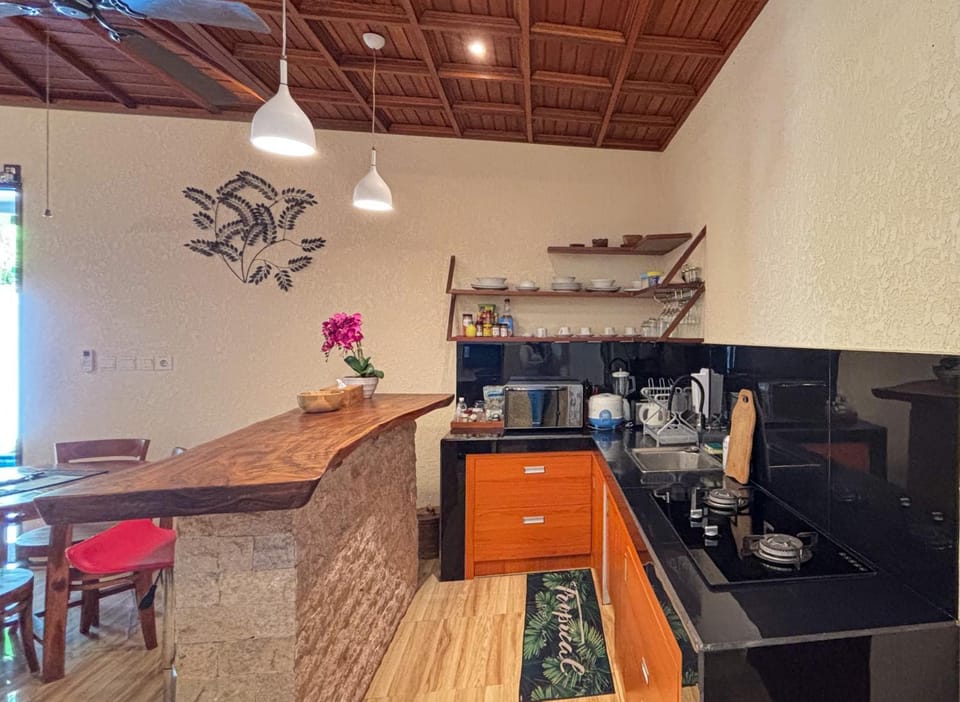 Coffee/tea facilities, Kitchen or kitchenette, Dining area, minibar