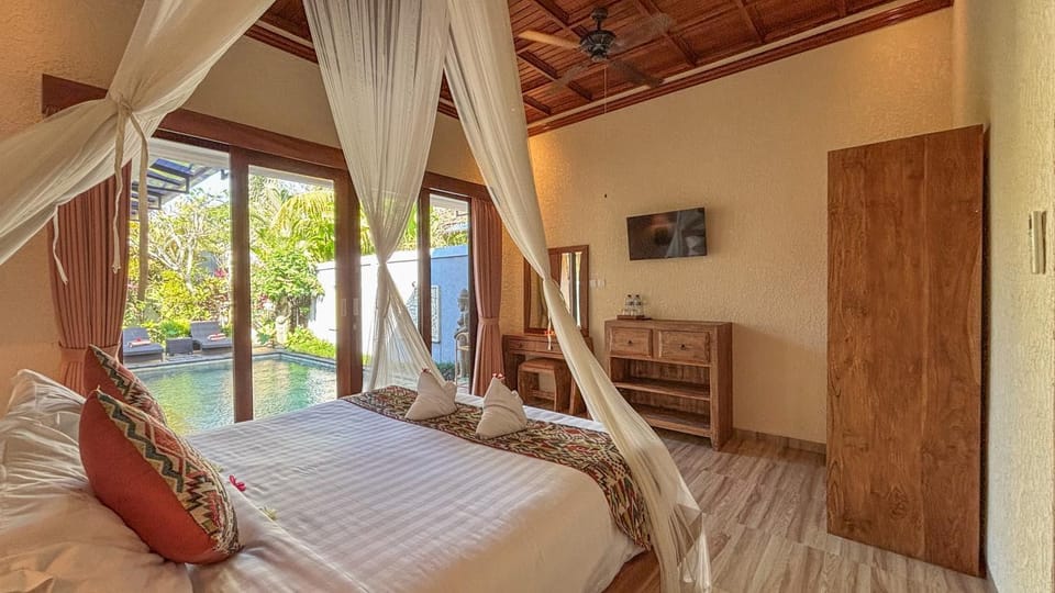 Bed, TV and multimedia, Living room, Photo of the whole room, Seating area, Bedroom, Pool view, Swimming pool, towels