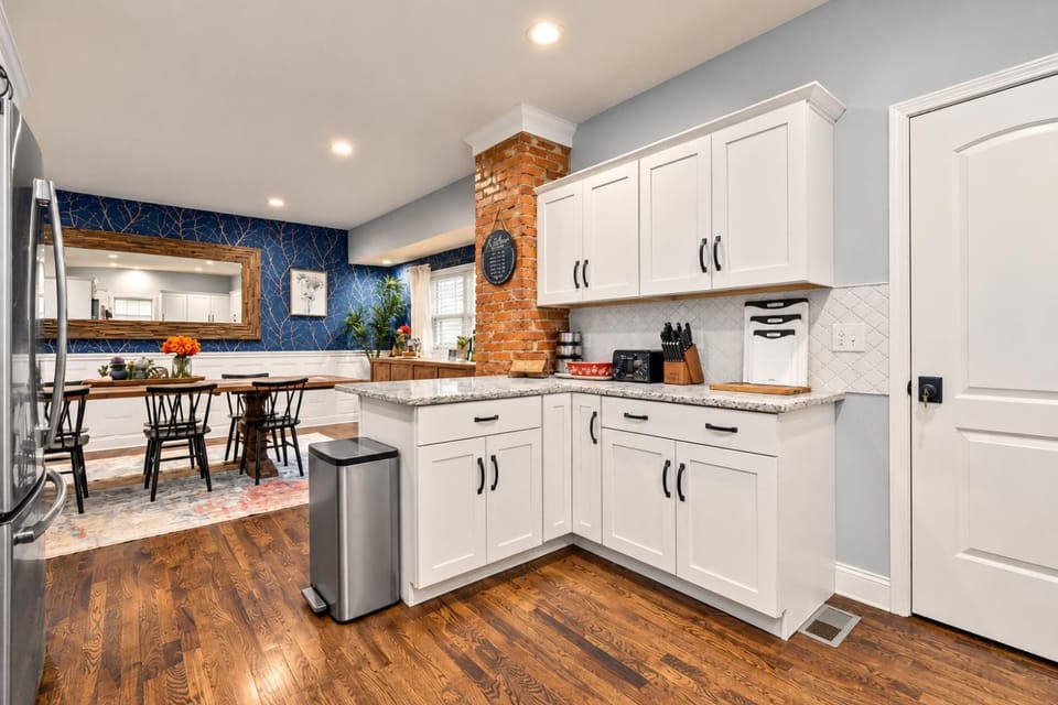 Kitchen or kitchenette, Decorative detail, Dining area