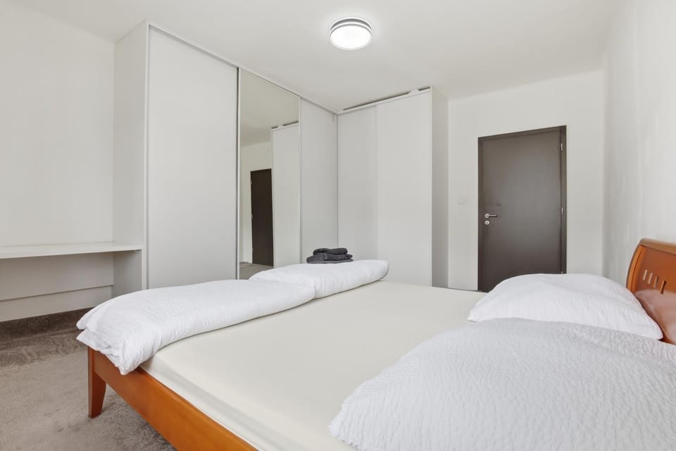 Photo of the whole room, Bedroom, wardrobe