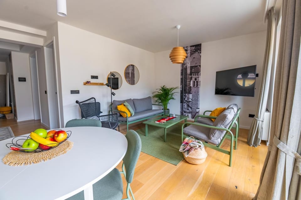 Communal lounge/ TV room, TV and multimedia, Living room, Seating area, Dining area