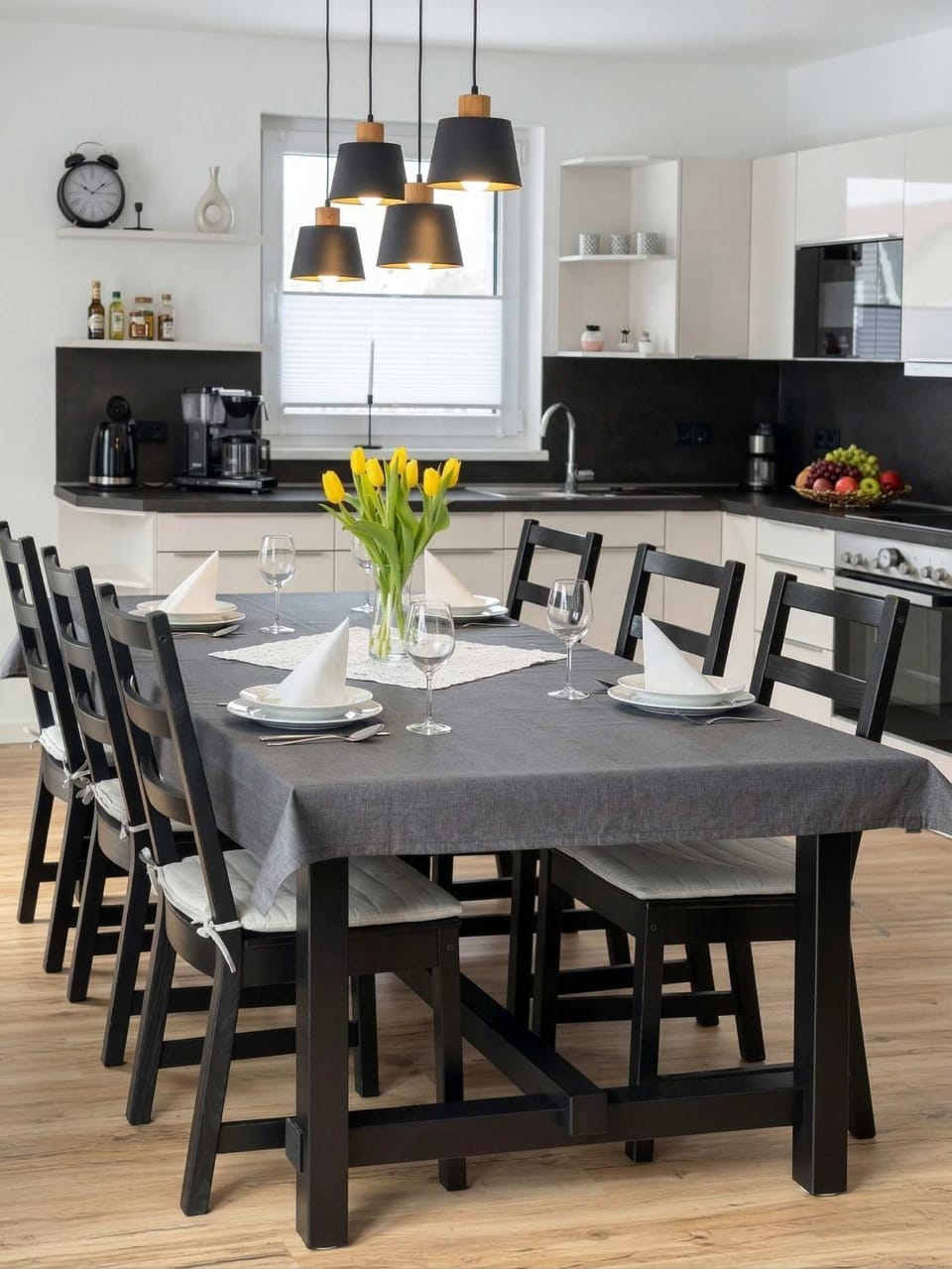 Kitchen or kitchenette, Dining area