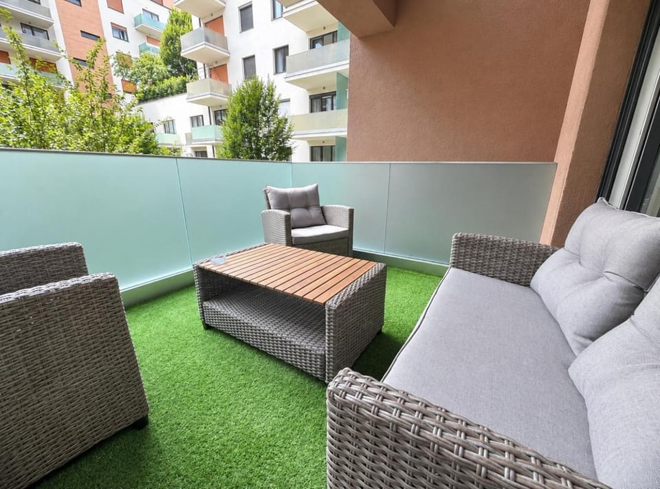 Patio, Day, Balcony/Terrace, Seating area