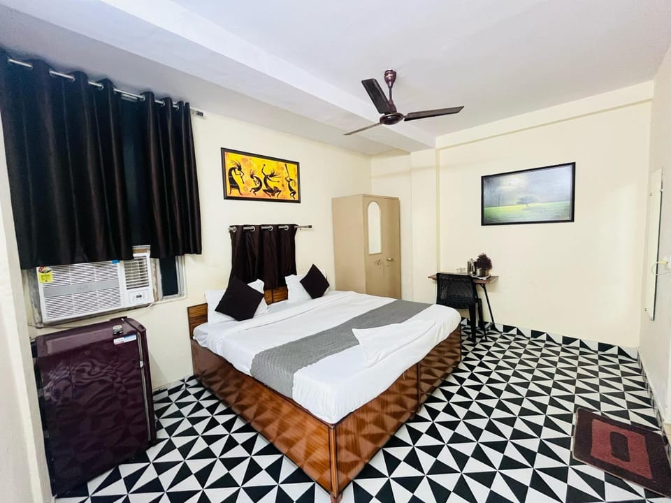 Bed, TV and multimedia, Photo of the whole room, Bedroom, fireplace, hair dresser, towels